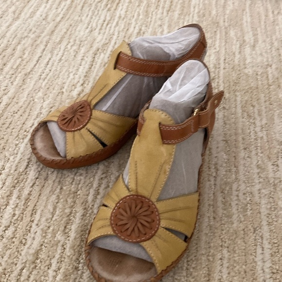 PIKOLINOS Shoes - Pikolinos size 35 (Sz 5 in USA). Leather